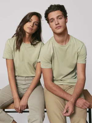 Photo du T-shirt premium unisexe sur un mannequin homme et femme